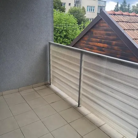 Apartment Apartament Plopilor, Langa Untold